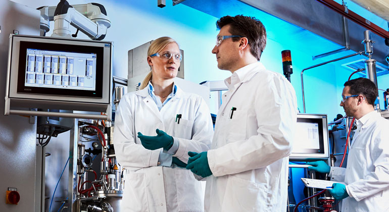 Covestro | Production of bio-based aniline: The process works on a small scale. Project manager Dr. Gernot Jäger (center) is working with his team (Dr. Swantje Behnken, left, Dr. Wolf Kloeckner, right) to test it in larger-scale facilities.