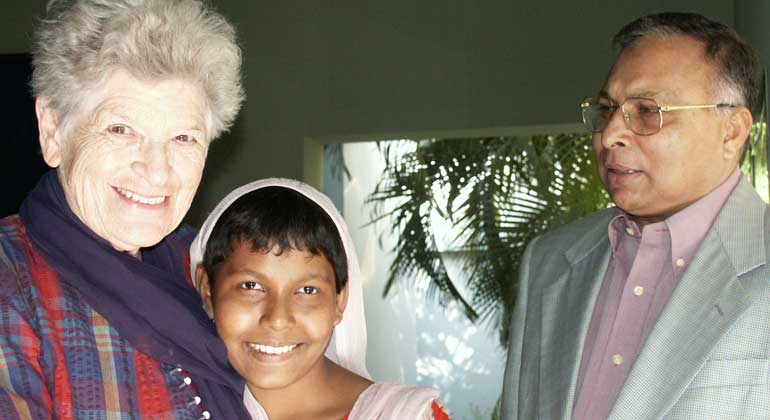 Bigi Alt | Rosi Gollmann, Hasna Begum, die einmillionste Operierte und Professor Dr. Rabiul Hossain, der Chefarzt des Augenhospitals in Chittagong - 2003.