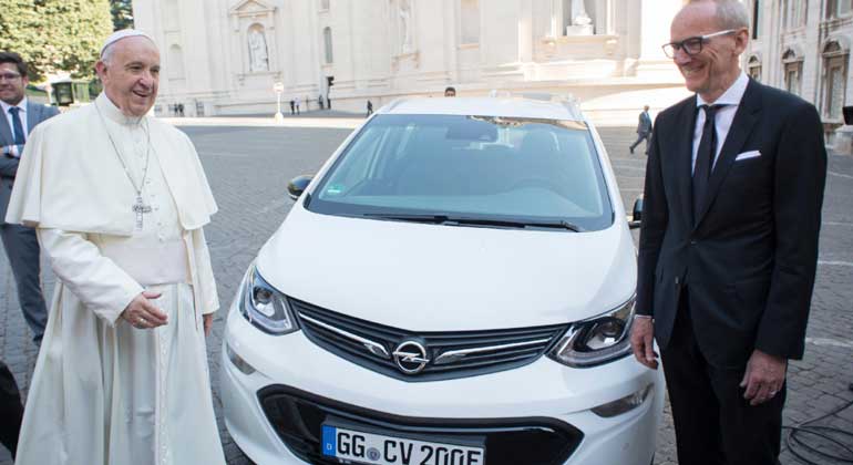 opel.de | Feierliche Übergabe: Opel-Chef Dr. Karl-Thomas Neumann überreicht einen neuen Ampera-e an Papst Franziskus. © L'Osservatore Romano.