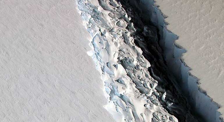 awi.dei | John Sonntag/NASA | Detailaufnahme des Risses im Larsen-C-Schelfeis vom November 2016