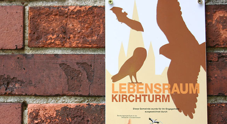 Helge May | „Lebensraum Kirchturm“-Plakette an einer ausgezeichneten Kirche