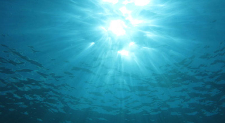 Fotolia.com | broussard | Nahezu drei Viertel der Erdoberfläche sind von Ozeanen bedeckt, in denen sich das Licht entsprechend bricht. Die Meere gelten als Ursprung des Lebens.