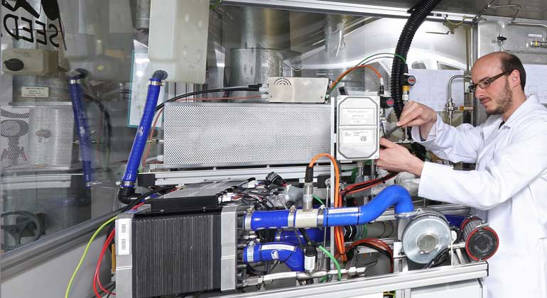 Kurt Fuchs / Fraunhofer IISB | Forscher am Fraunhofer IISB in Erlangen haben ein Verstromungssystem für wasserstoffreiche Abgase entwickelt. Damit gelang die weltweit erstmalige Verstromung von Epitaxieabgas in einer Brennstoffzelle.