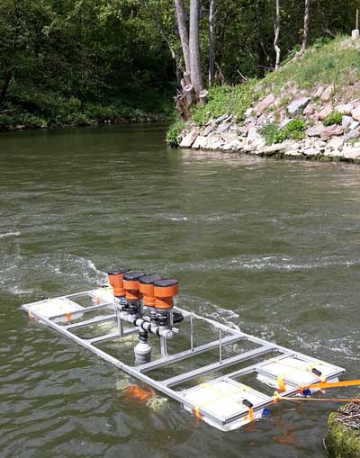 Fraunhofer ISC | Field testing of DEGREEN generators in a small river – the silicone membranes are mechanically excited by negative pressure within the perfused Venturi tubes under the float.