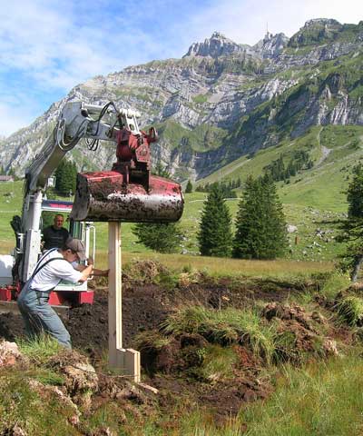 wsl.ch | Beck & Staubli | Arbeiten am Hochmoor Siebenbrünnen (Schwägalp, Kantonsgrenze AR/SG): Vor 1935 gezogene Gräben wurden gefüllt und Spundwände eingezogen.