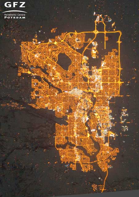 NASA’s Earth Observatory/Kyba, GFZ | Das Foto zeigt die Stadt Calgary in Kanada. Es wurde am 23. Dezember 2010 von der Internationalen Raumstation aus aufgenommen. Die Wohngebiete sind überwiegend durch gelblich leuchtende Natriumdampflampen erhellt.