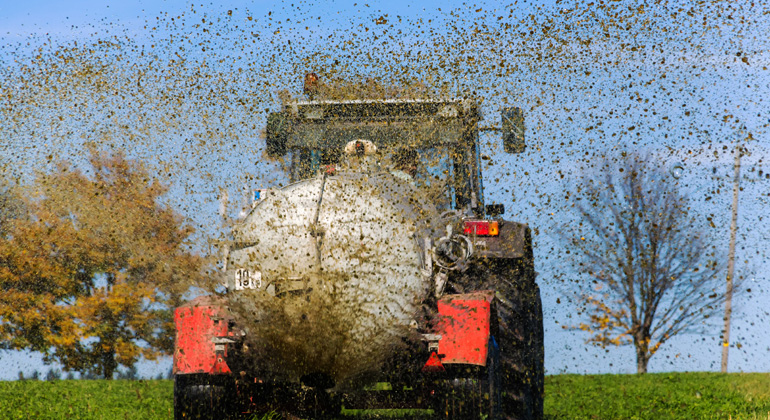 Depositphotos | ginasanders Ein Bauer bringt Gülle aus. Im Winter ist das nicht erlaubt, weil die Pflanzen dann weniger Nährstoffe aufnehmen können.