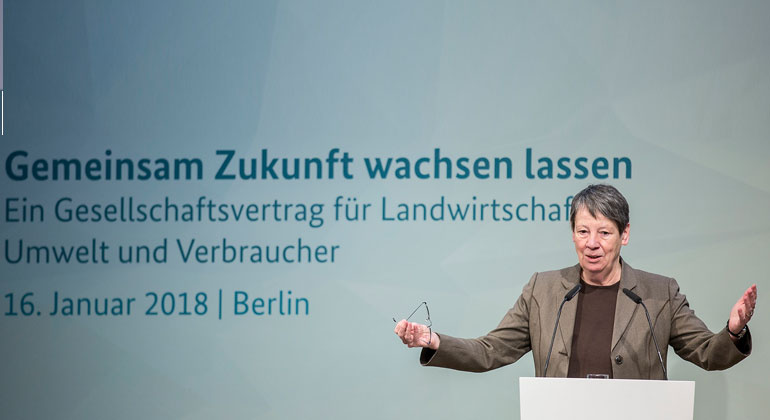 BMUB/Florian Gärtner | Bundesumweltministerin Dr. Barbara Hendricks hat im Rahmen des zweiten BMUB-Agrarkongresses am 16. Januar in Berlin ihre Vorstellungen für einen breiten gesellschaftlichen Agrar- und Umweltkonsens skizziert.