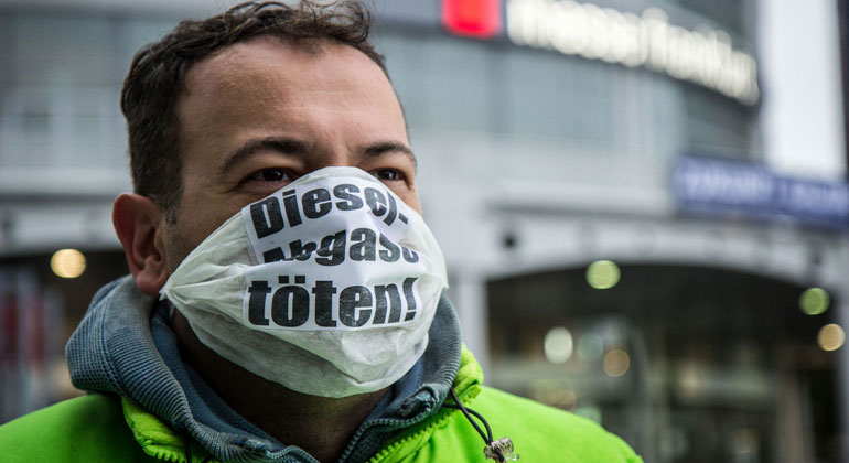 Deutsche Umwelthilfe | Maximilian Ursch | Unsichtbar und gefährlich: Die Belastung unserer Atemluft durch das Dieselabgasgift Stickstoffdioxid! Wir gehen davon aus, dass hunderttausende Menschen direkt vor ihrer eigenen Haustür dem krankmachenden Stickstoffdioxid ausgesetzt sind. Machen Sie jetzt mit und decken Sie auf, wo Wohnen ungesund ist!