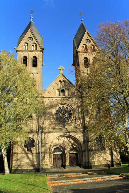 Depositphotos | mitifoto | Die ehemalige römisch-katholische Kirche St. Lambertus befindet sich im Ortsteil Immerath der Stadt Erkelenz in Nordrhein-Westfalen. Sie steht als Baudenkmal unter Denkmalschutz, soll aber ab dem 8. Januar 2018 für den Braunkohle-Tagebau Garzweiler abgerissen werden.