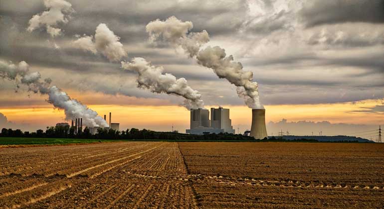 pixabay.com | Benita5 | Fossile Kraftwerke stoßen große Mengen an Treibhausgasen aus.