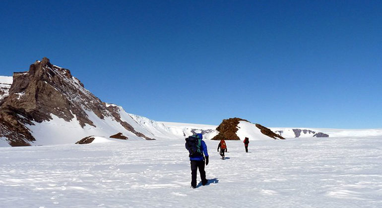 marum.de | Jen­ni­fer Ne­wall | In der Ostant­ark­tis neh­men die Wis­sen­schaft­le­rin­nen und Wis­sen­schaft­ler Pro­ben an den so ge­nann­ten Nu­na­taks. Das Team ist jetzt, nach ei­ner Ex­pe­di­ti­on im Fe­bru­ar 2017, zum zwei­ten Mal in Dron­ning Maud Land.