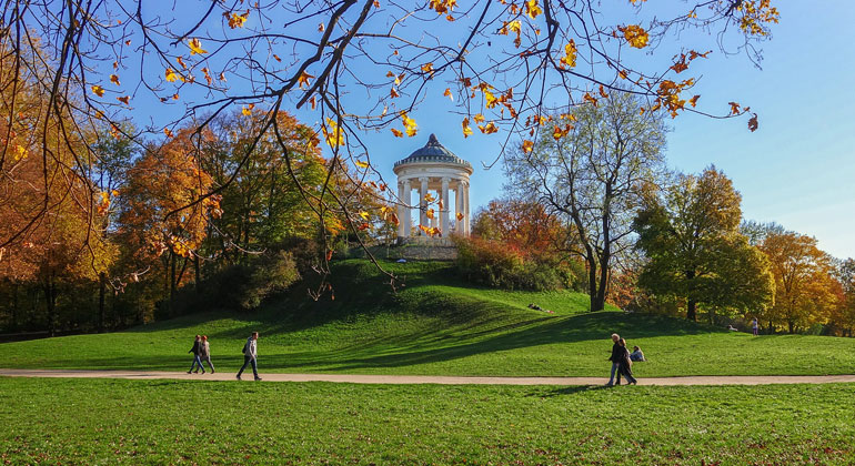 pixabay.com | designerpoint | Mehr Platz für Menschen und Bäume in unseren Städten. Mehr Parks statt immer mehr Parkplätze.