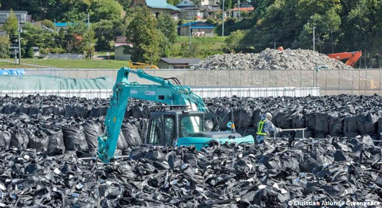 greenpeace.de | Christian Aslund | Der Versuch Japans, die Region um das 2011 explodierte AKW Fukushima von der Radioaktivität zu säubern, hat zu 8,4 Millionen Kubikmetern radioaktivem Abfall geführt. Er lagert in Plastiksäcken verpackt am Wegesrand, im Wald und vor Schulen. 141.000 solcher atomarer Lager gibt es in der Region. Frei von der gefährlichen Strahlung ist sie deswegen aber noch lange nicht.