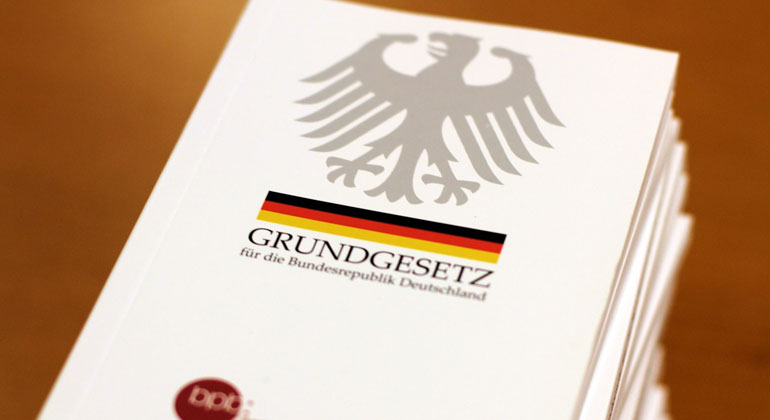 pixabay.com | Reisefreiheit_eu | Die Pr&auml;ambel des Grundgesetzes beginnt mit dem Satz: &bdquo;Im Bewusstsein seiner Verantwortung vor Gott und den Menschen&hellip; hat sich das Deutsche Volk dieses Grundgesetz gegeben.&ldquo;