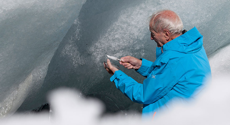 zwischenhimmelundeis.weltkino.de | Der Gletscherforscher Claude Lorius kam mit 80 Jahren noch einmal in sein Sehnsuchtsland Antarktis zurück.