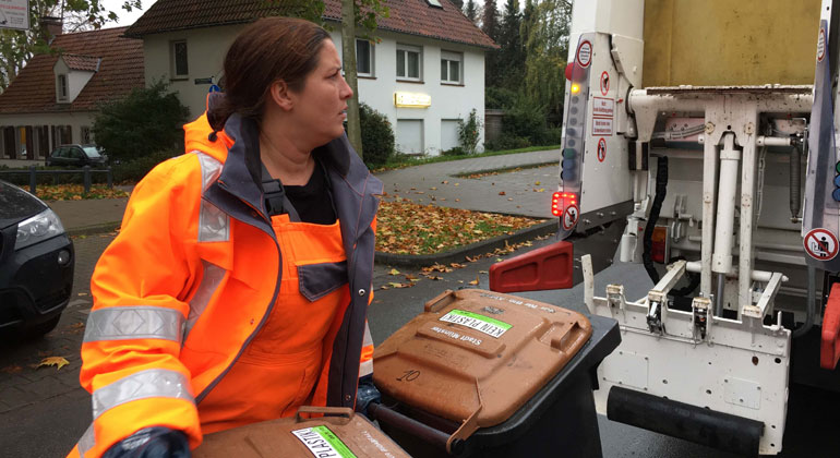 obs/ZDF/Tina Radke-Gerlach | Janine ist Müllwerkerin in Münster. Christian arbeitet gerne bei der Müllabfuhr. Täglich schwere Tonnen zu laden, ist sehr anstrengend.