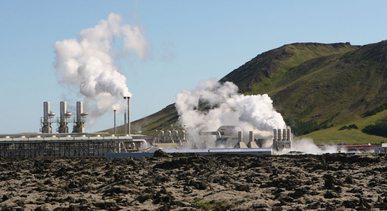 istockphoto.com | mrloz | Geothermie-Kraftwerk in Island