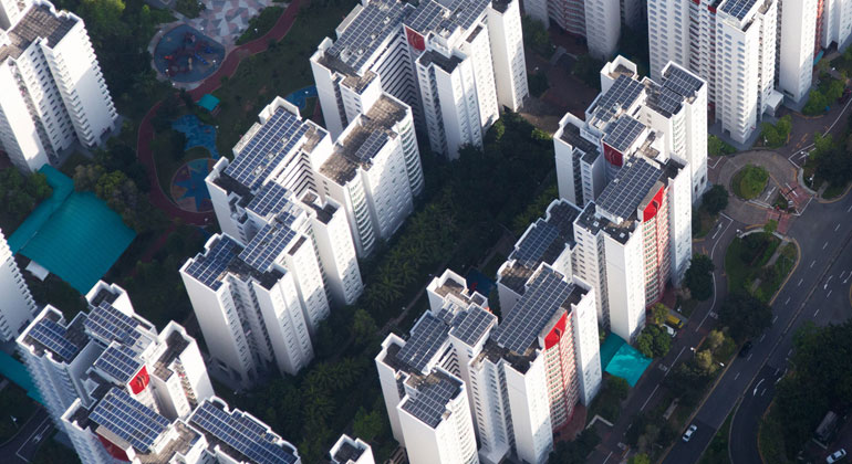apple.com | Sunseap, ein Anbieter von Ökostrom, betreibt 32 Megawatt Solarmodule auf mehr als 800 Dächern in Singapur.