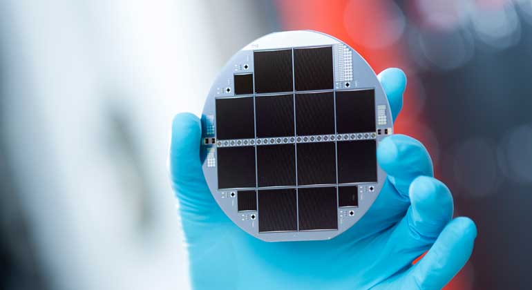 Fraunhofer ISE | Dirk Mahler | Silicon-based multi-junction solar cell consisting of III-V semiconductors and silicon. The record cell converts 33.3. percent of the incident sunlight into electricity.