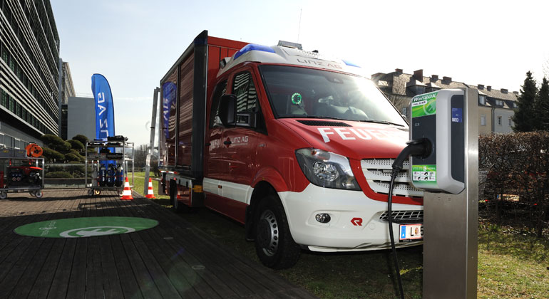 LINZ AG | Das Elektrofeuerwehrfahrzeug an der Ladestation