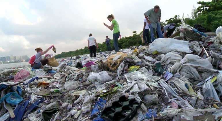 obs/ZDF | Wissenschaftler schätzen, dass etwa zwölf Milliarden Tonnen Plastikmüll im Jahr 2050 in den Ozeanen treiben.