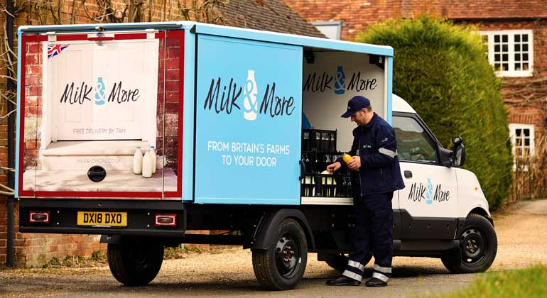 DHL Group | Der britische Milchlieferant Milk & More hat 200 Elektrofahrzeuge geordert, die vom Post-Tochterunternehmen StreetScooter produziert und ab sofort auf der Insel eingesetzt werden.