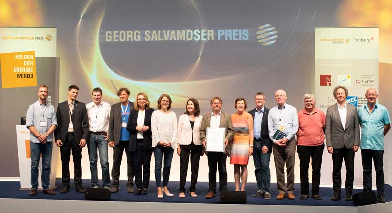 Patricia Lucas für triolog | Die Arbeitsgruppe PVplug bei der Verleihung des Georg Salvamoser Preises 2018. Mit dabei: 5. v.l. n.r.: Prof. Claudia Kemfert (Gastreferentin), Carolin Salvamoser, Maria Salvamoser (Georg-Salvamoser-Stiftung), Gerda Stuchlik (Umweltbürgermeisterin Stadt Freiburg).