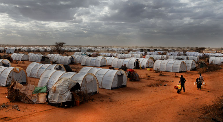 Depositphotos | ikurucan | Einen Überblick über das Zelt-Camp wo Tausende von somalischen Flüchtlinge untergebracht sind.