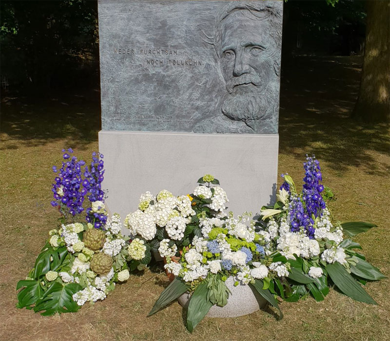 cap-anamur.org | Für seinen radikalen, humanitären Einsatz und die Rettung von über 11.000 vietnamesischer Flüchtlinge bekommt Rupert Neudeck in seiner Heimatstadt Troisdorf (bei Bonn) ein Denkmal gestellt.