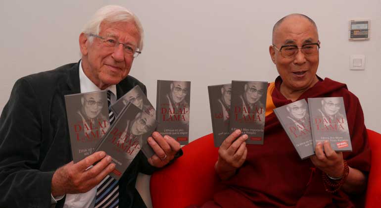 privat | Der Dalai Lama ist Franz Alts großes Vorbild. Mit ihm verfasste der Journalist das Buch "Ethik ist wichtiger als Religion"