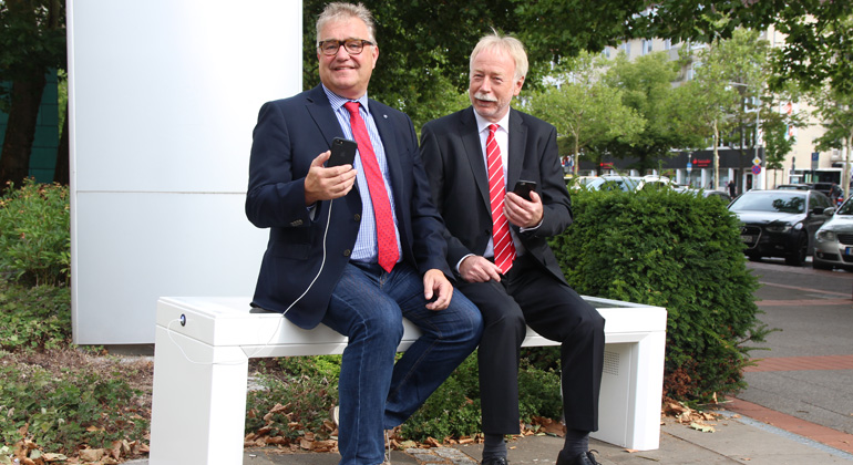 Region Hannover | Regionspräsident Hauke Jagau (links) und Sparkassenvorstand Dr. Heinrich Jagau testen die Solarbank vor dem Regionshaus