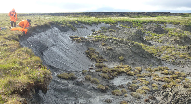 Alfred-Wegener-Institut | Guido Grosse | AWI-Permafrostforscher untersuchen die erodierende Permafrost-Küste auf der sibirischen Bykovsky-Halbinsel.