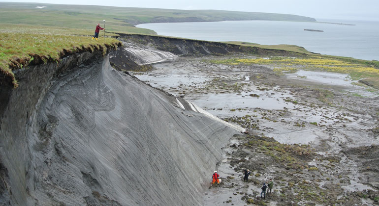 Alfred-Wegener-Institut | Boris Radosavljevic | Coastal erosion leads to export of carbon from land to the sea.