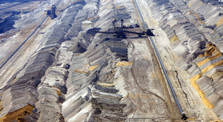 panthermedia | ETfoto | Bis zu 370 m tief ist das Loch, dass die Braunkohlebagger im Hambacher Tagebau bereits in die Erde gefräst haben.