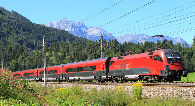 oebb.at | 2.255 Kilometer pro Kopf und Jahr mit Bahn, Bim und U-Bahn - doppelt so viel wie im EU-Schnitt. Zudem soll jedes der 124 regionalen Zentren gut mit der Bahn erreichbar sein, fordert der VCÖ.