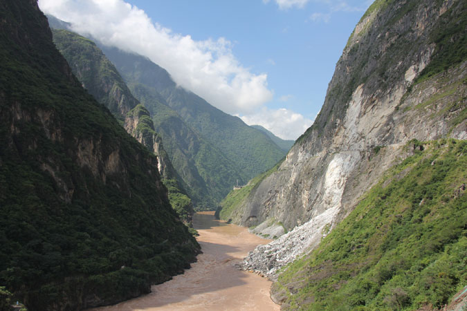 senckenberg.de | Susanne Fritz | Im Gegensatz dazu verringern hohe Erosionsraten in Gebirgen die biologische Vielfalt, weil dadurch Lebensräume verlorengehen. Hier ein Erdrutsch in den Hengduan-Bergen in Südwestchina.