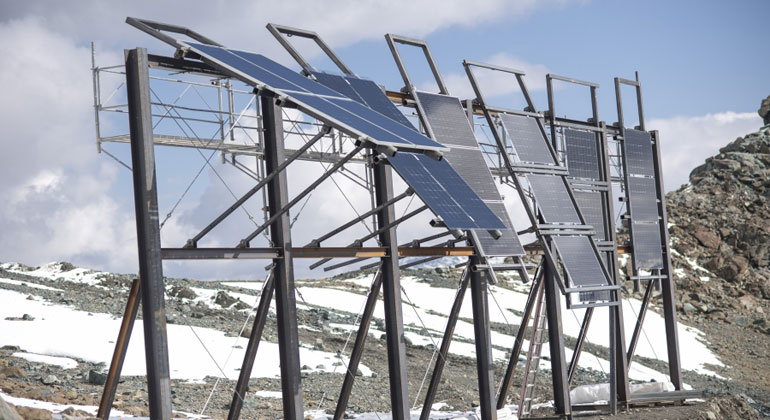 ekz.ch | Samuel Trümpy | Dass die Module so viel Strom produzieren hat mehrere Gründe. So ist in den Bergen die Einstrahlungsintensität höher, es gibt weniger Nebel und der Schnee reflektiert das Sonnenlicht.