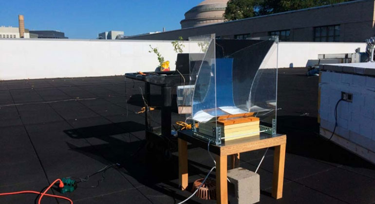 Sun-soaking device turns water into superheated steam