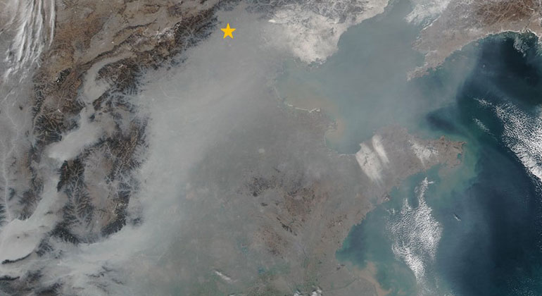 Nasa Earth Observatory | Grauer Smog bedeckt weite Teile Ostchinas im Januar 2017. Peking liegt nordwestlich der Bucht von Bohai (oranger Stern).