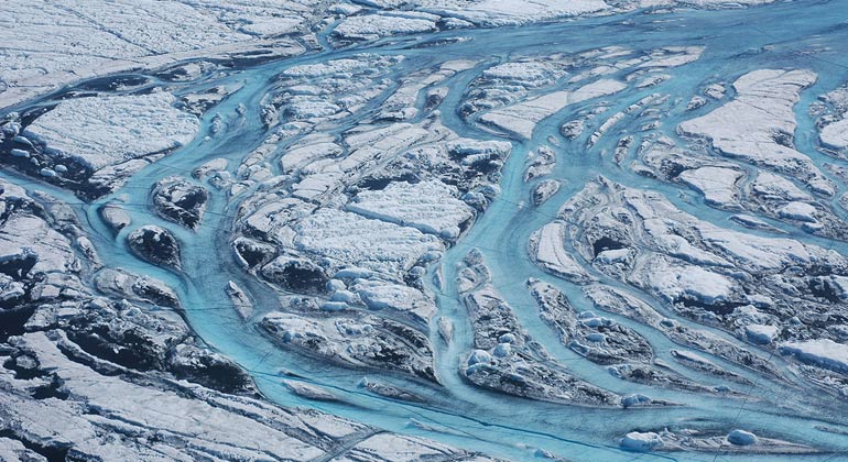 Sarah Das/Woods Hole Oceanographic Institution | Jeden Sommer bilden sich auf dem Grönländischen Eisschild große Schmelzwasserflüsse, die sich schnell zum Meer bewegen.