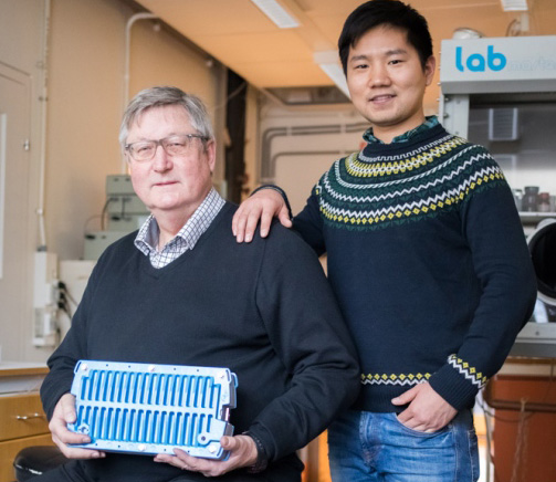 Stockholm University | Niklas Björling | Noréus (links) und sein Kollege Shen mit dem neuen Akku