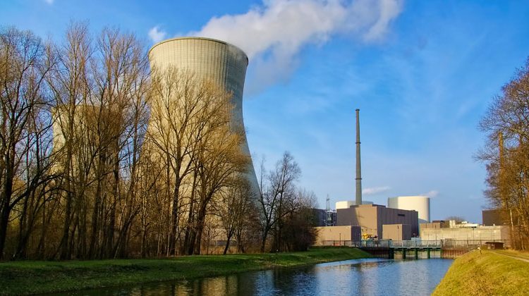 Depositphotos | Ansebach | AKW Gundremmingen: Reaktorbehälter wegen defekter Tür nicht dicht, Luft entwichen und wieder defekte Brennelemente gefunden.