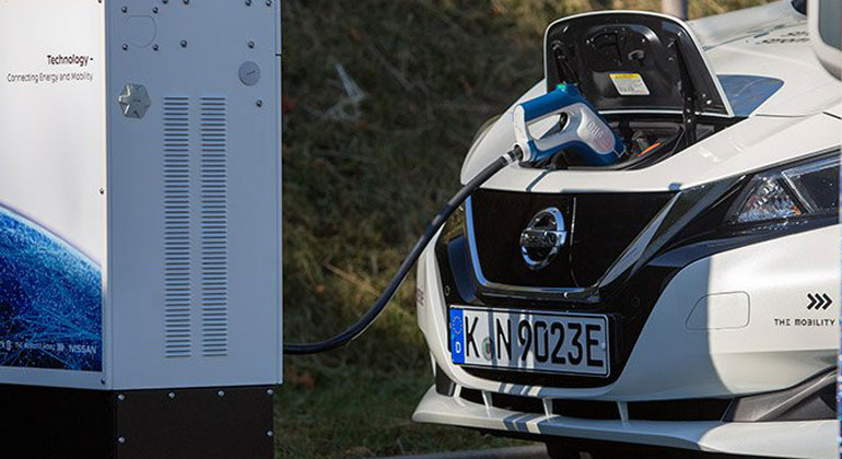 mobilityhouse.com | Der Nissan Leaf ist im Regelbetrieb als Batteriespeicher. Sobald der CHAdeMO Stecker vorn im Fahrzeug steckt, stabilisiert der weiße Wagen das deutsche Stromnetz.