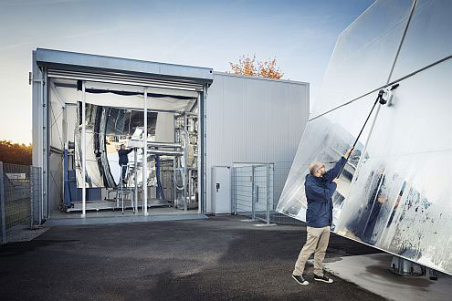 Amadeus Bramsiepe, KIT | Mithilfe von Flüssigmetalltechnologien kann der Wirkungsgrad eines konzentrierenden solarthermischen Kraftwerks signifikant erhöht werden. Das Foto zeigt die Pilotanlage SOMMER am KIT.