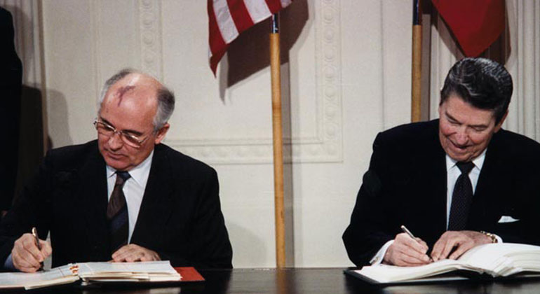 WikimediaCommons | White House Photographic Office | Präsident Reagan und Generalsekretär Gorbatschow unterzeichnen den INF-Vertrag im Ostraum des Weißen Hauses.