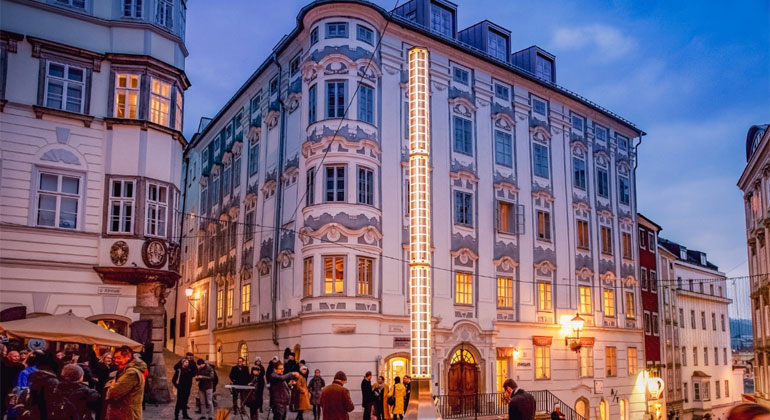 linz.at | facebook.com/stadtlinz | Linz: Der neue Lichtbrunnen am Hofberg in der Altstadt erzeugt mit Solarpanelen seinen eigenen Strom.