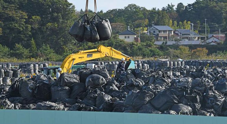 Shaun Burnie / Greenpeace | Japans Versuch, die Region um Fukushima von der Radioaktivität zu säubern, haben zu 8,4 Millionen Kubikmetern Atommüll geführt. Sie lagern an 141.000 Stellen irgendwo in der Region. Strahlenfrei ist die Gegend trotzdem nicht, so der aktuelle Greenpeace-Report. (Foto: Atommülldeponie in Namie)