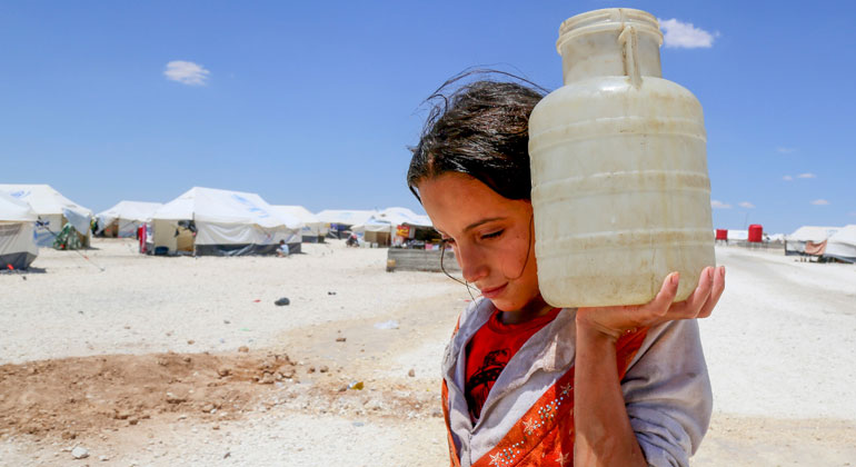 UNICEF/UN067453/Souleiman | Syrian Arab Republic | Im behelfsmäßigen Lager in Ain Issa, 50 km nördlich von Raqqa in der Arabischen Republik Syrien