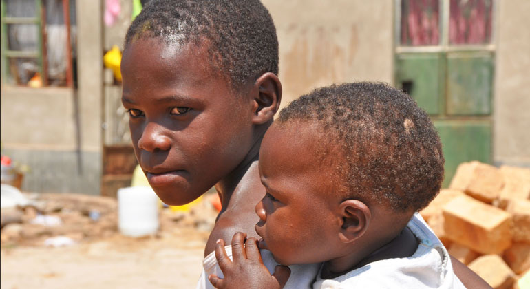 bigstock | Marie-Havens | Hunderttausende Kinder in den Überschwemmungsgebieten im südlichen Afrika leben nach dem Zyklon Idai unter katastrophalen Bedingungen. Viele Menschen, die sich auf Hausdächer oder höherliegendes Gelände geflüchtet haben, sind in unmittelbarer Lebensgefahr. UNICEF weitet seine Nothilfemaßen aus, um Kinder und Familien mit dem Nötigsten zu versorgen.